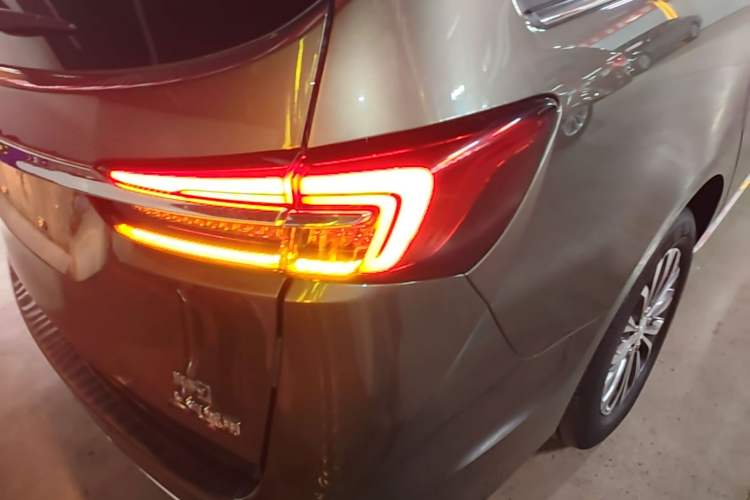 Used Buick GL8 2023 Facelifted Land Cruiser Executive Luxury Version Right Rear Taillight