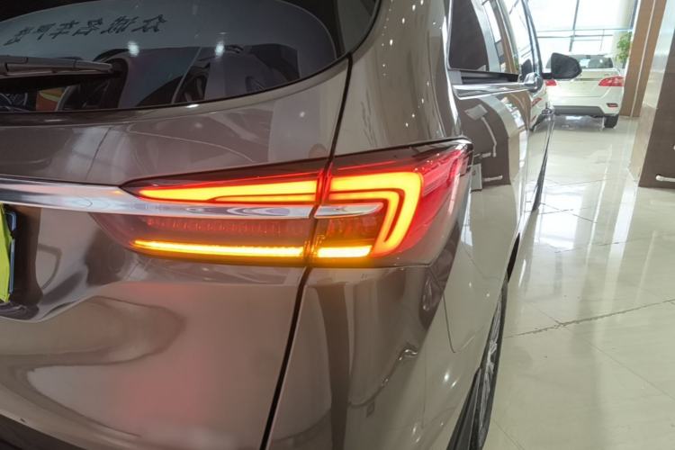 Used Buick GL8 2023 Facelifted Land Cruiser Executive Luxury Version Right Rear Taillight
