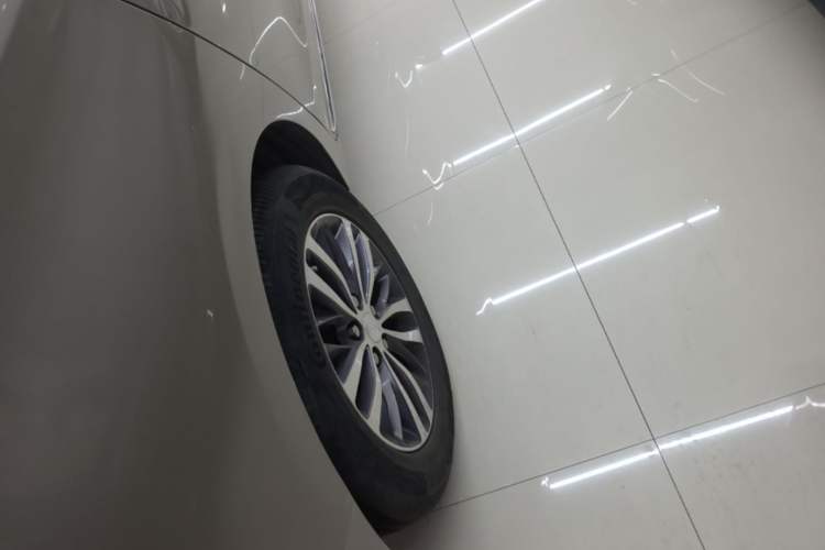 Used Buick GL8 2023 ES Lu Zun Comfort Model Right Rear Wheel Hub