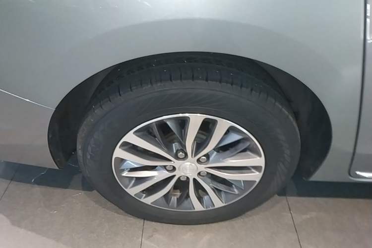 Used Buick GL8 2023 ES Lu Zun Comfort Model Right Rear Wheel Hub