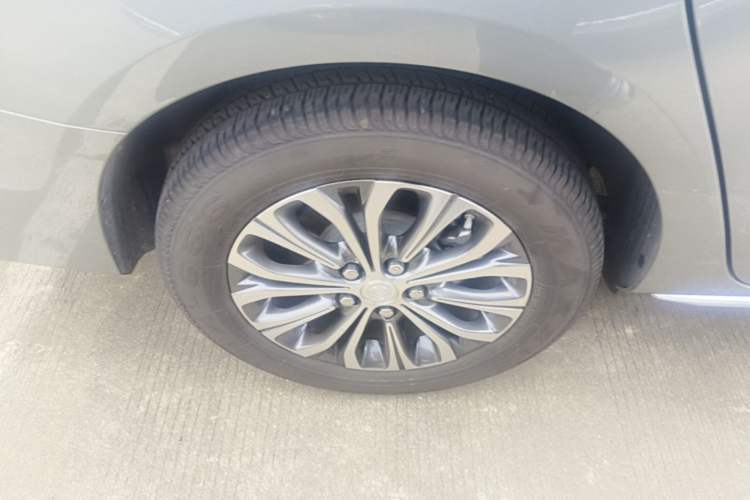 Used Buick GL8 2023 Facelifted Land Cruiser Executive Luxury Version Right Rear Wheel Hub