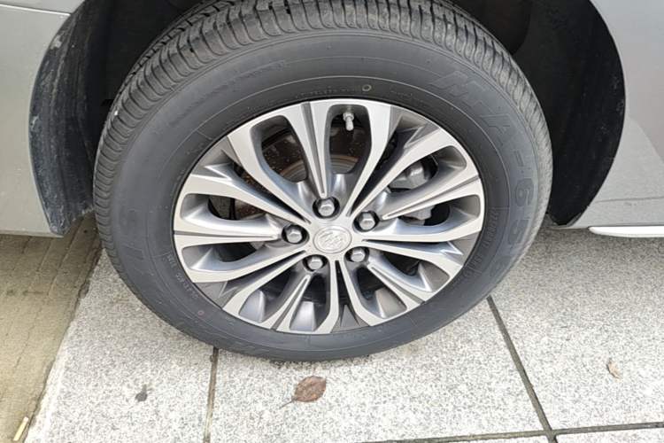 Used Buick GL8 2023 Facelifted Land Cruiser Executive Luxury Version Right Rear Wheel Hub