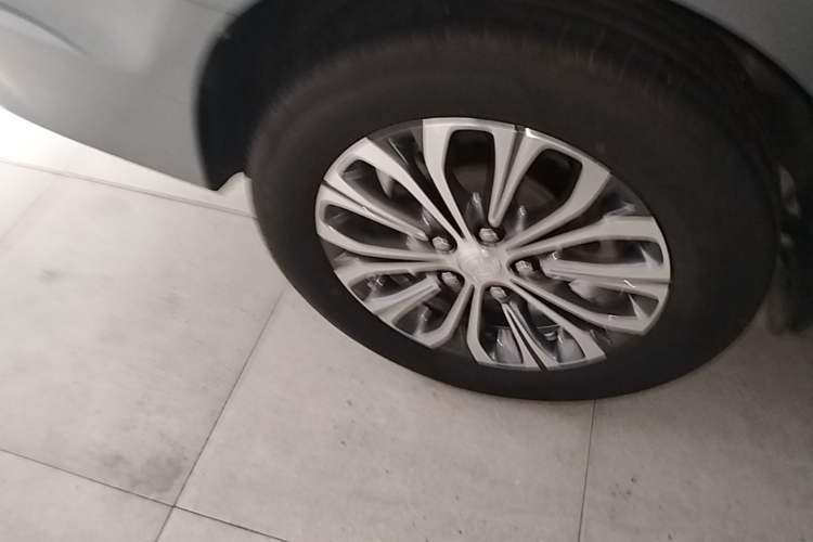 Used Buick GL8 2023 Facelifted Land Cruiser Executive Luxury Version Right Rear Wheel Hub
