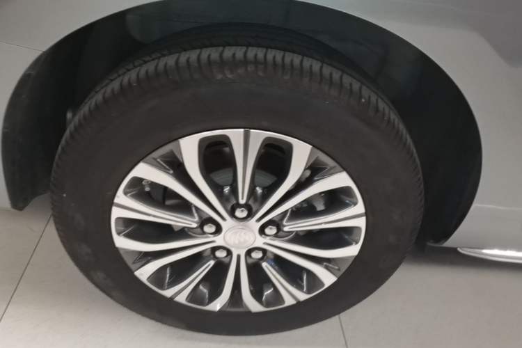 Used Buick GL8 2023 Facelifted Land Cruiser Executive Luxury Version Right Rear Wheel Hub