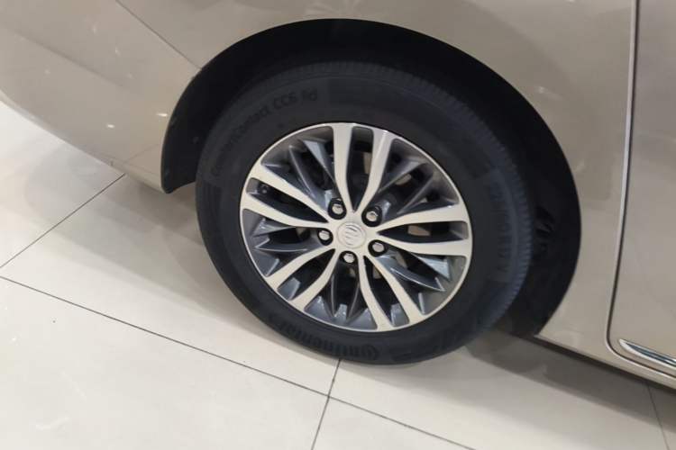 Used Buick GL8 2023 ES Lu Zun Comfort Model Right Rear Wheel Hub