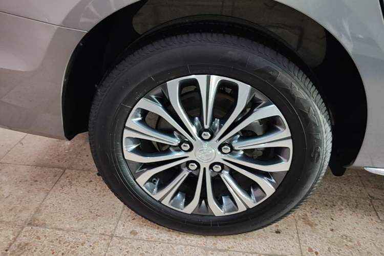 Used Buick GL8 2023 Facelifted Land Cruiser Executive Luxury Version Right Rear Wheel Hub