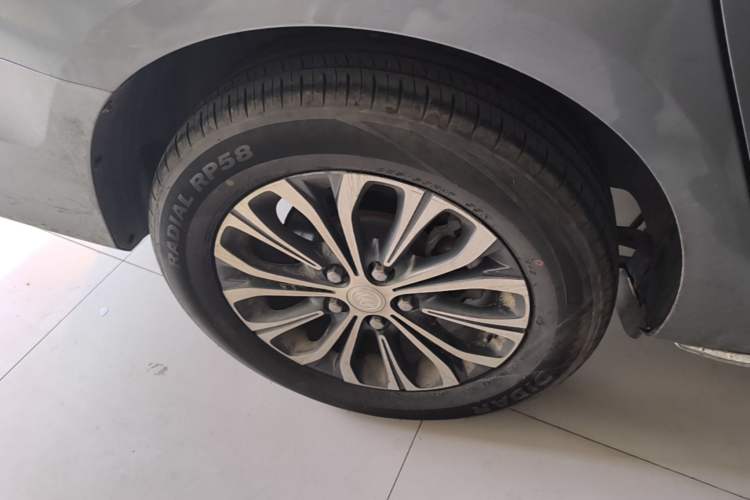 Used Buick GL8 2023 Facelifted Land Cruiser Executive Luxury Version Right Rear Wheel Hub