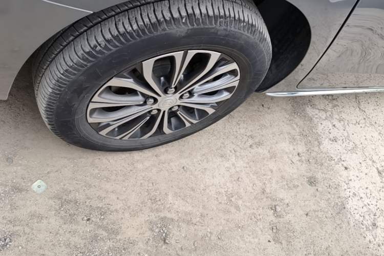 Used Buick GL8 2023 Facelifted Land Cruiser Executive Luxury Version Right Rear Wheel Hub