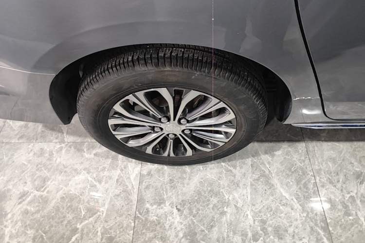 Used Buick GL8 2023 Facelifted Land Cruiser Executive Luxury Version Right Rear Wheel Hub