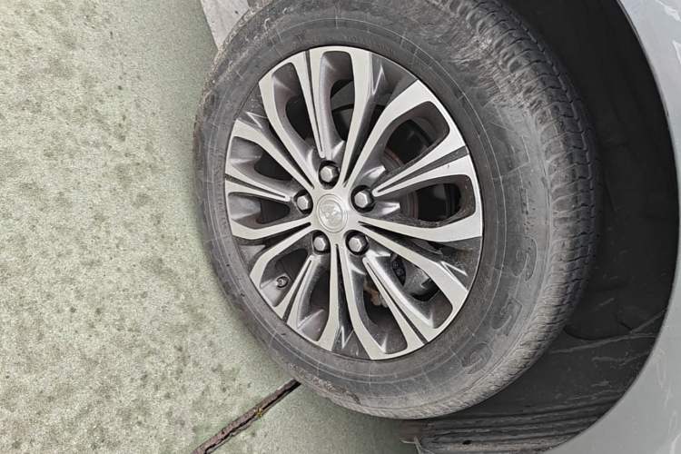 Used Buick GL8 2023 Facelifted Land Cruiser Executive Luxury Version Right Rear Wheel Hub