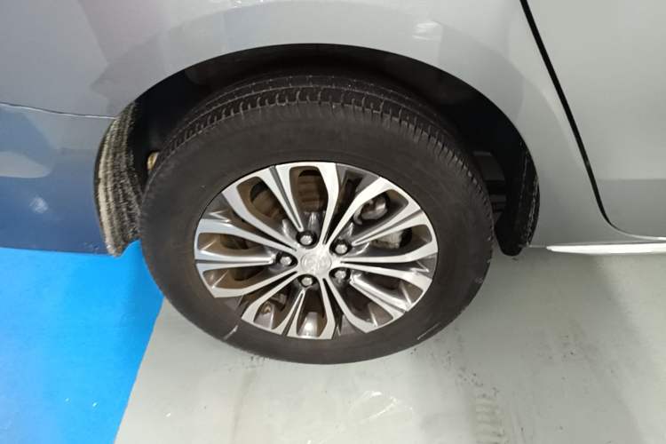 Used Buick GL8 2023 Land Executive Class Comfort Model Right Rear Wheel Hub