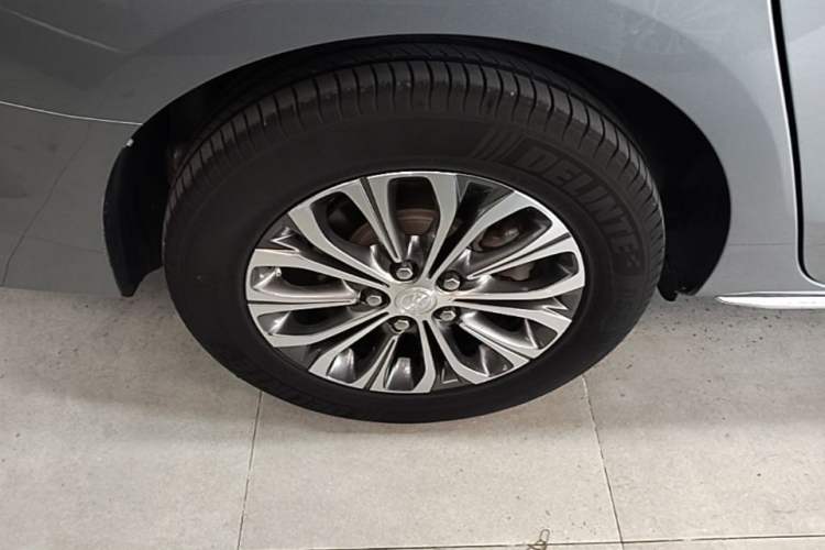 Used Buick GL8 2023 Facelifted Land Cruiser Executive Luxury Version Right Rear Wheel Hub