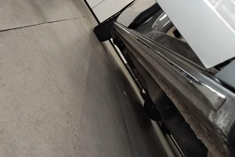 Used Buick GL8 2023 Facelifted Land Cruiser Executive Luxury Version Right Side Sill