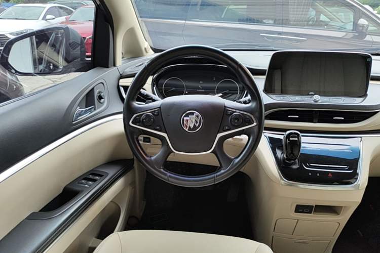 Used Buick GL8 2023 Facelifted Land Cruiser Executive Luxury Version Steering Wheel