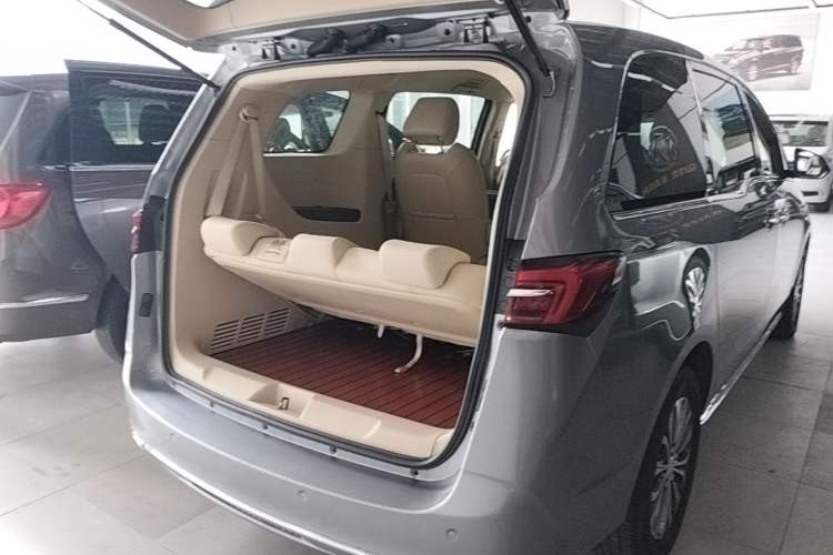 Used Buick GL8 2023 Facelifted Land Cruiser Executive Luxury Version Trunk