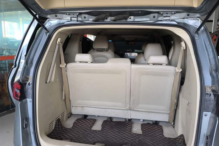Used Buick GL8 2023 Facelifted Land Cruiser Executive Luxury Version Trunk