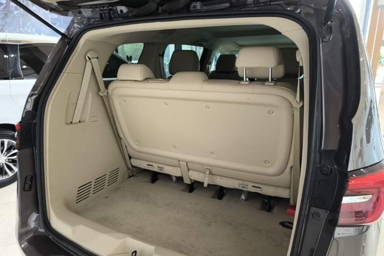 Used Buick GL8 2023 Facelifted Land Cruiser Executive Luxury Version Trunk