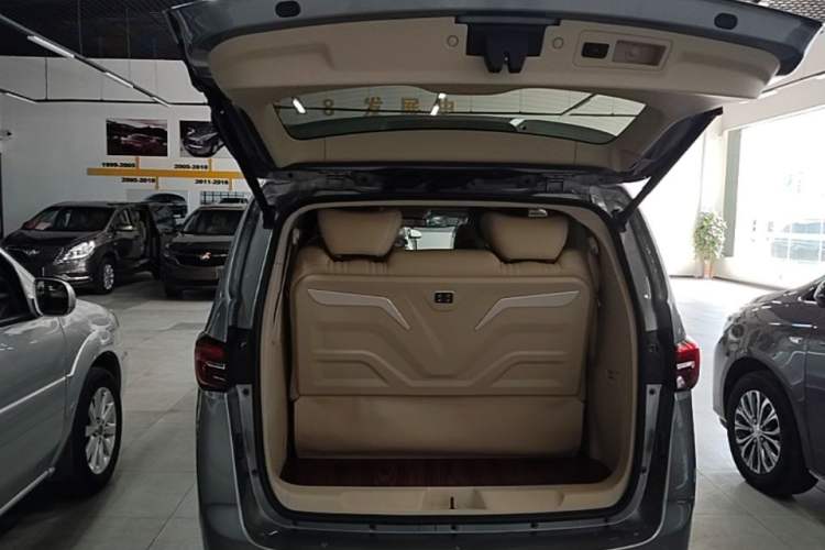Used Buick GL8 2023 Facelifted Land Cruiser Executive Luxury Version Trunk