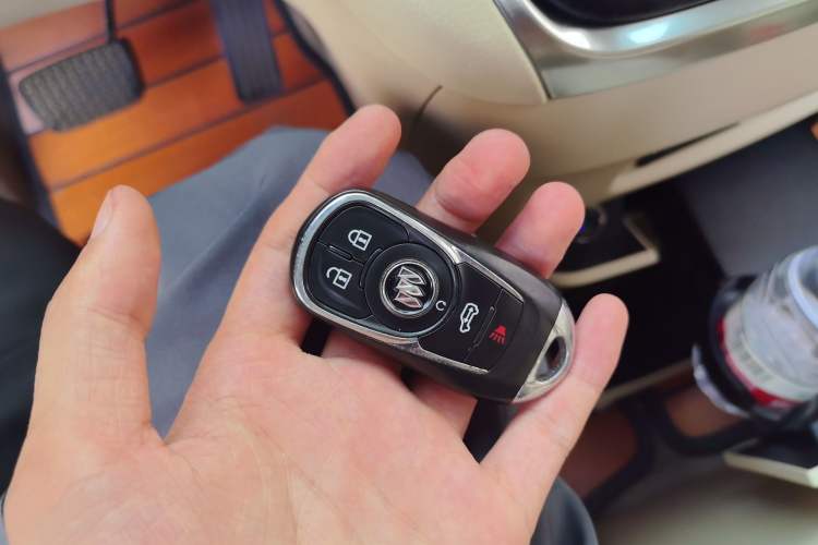 Used Buick GL8 2023 Facelifted Land Cruiser Executive Luxury Version Vehicle Key