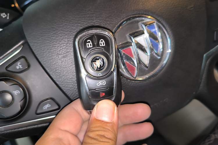 Used Buick GL8 2023 Facelifted Land Cruiser Executive Luxury Version Vehicle Key