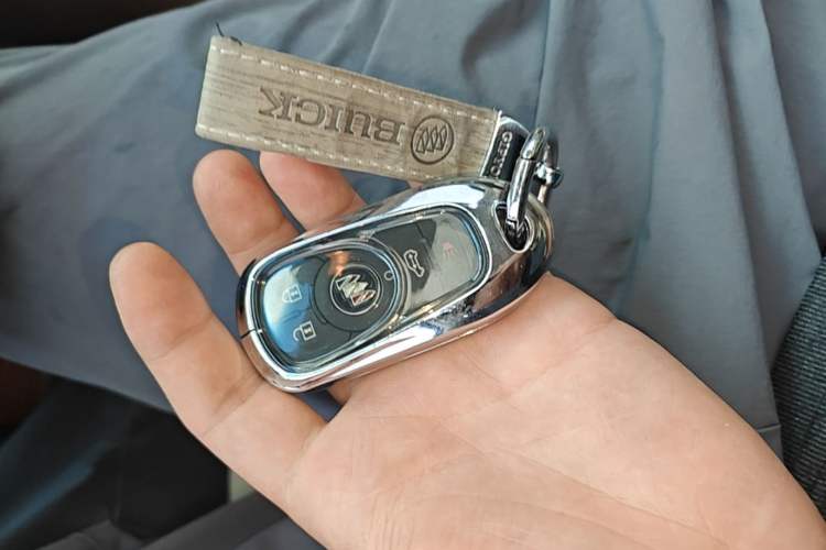 Used Buick GL8 2023 Facelifted Land Cruiser Executive Luxury Version Vehicle Key