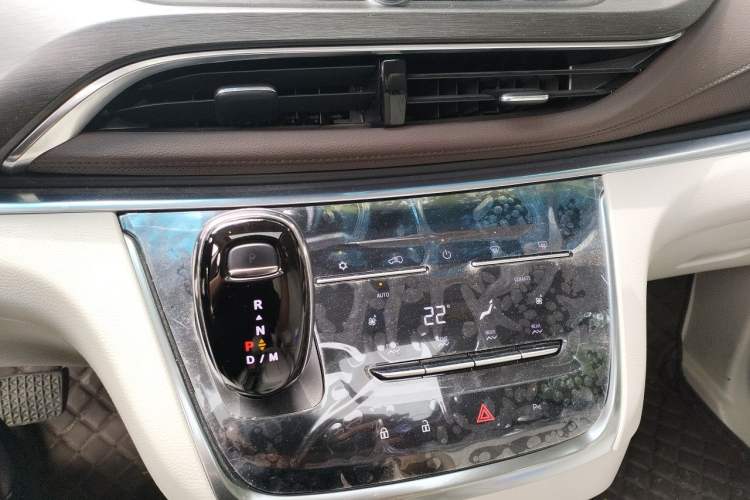 Used Buick GL8 2023 Land Executive Class 652T Luxury Model Audio And AC Panel