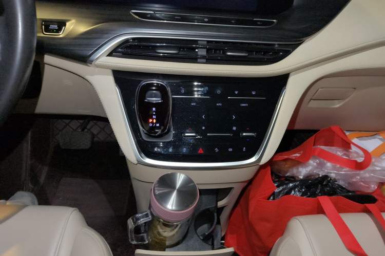 Used Buick GL8 2023 ES Lu Zun Luxury Model Audio And AC Panel