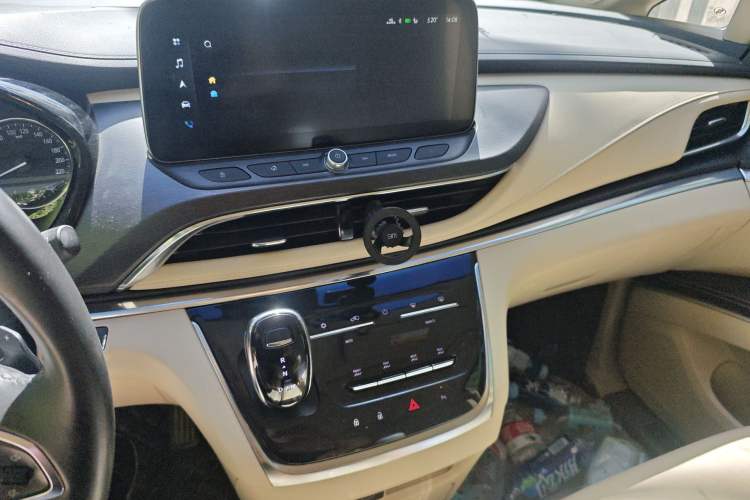 Used Buick GL8 2023 Facelifted Land Cruiser Executive Luxury Version Audio And AC Panel