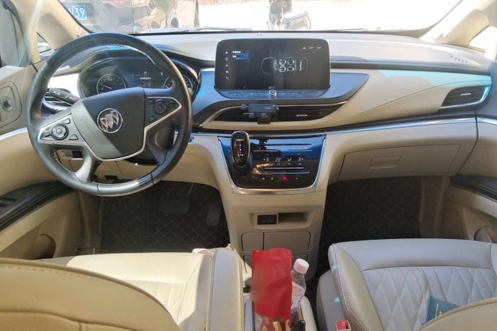 Used Buick GL8 2023 Facelifted Land Cruiser Executive Luxury Version Center Console