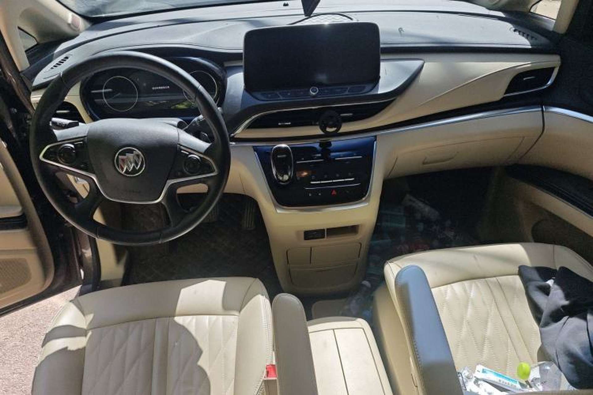 Used Buick GL8 2023 Facelifted Land Cruiser Executive Luxury Version Center Console