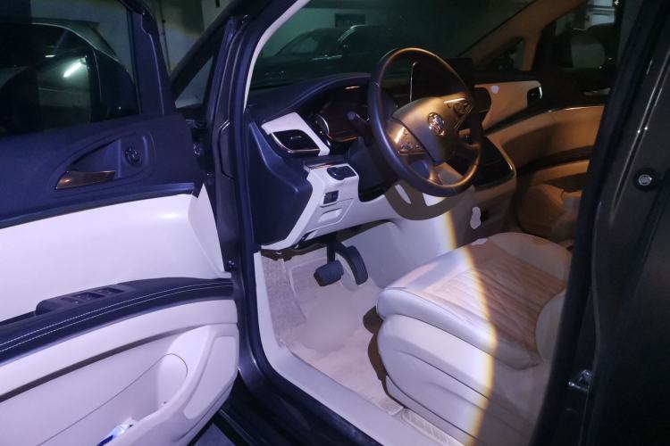 Used Buick GL8 2023 Facelifted Land Cruiser Executive Luxury Version Driver Seat