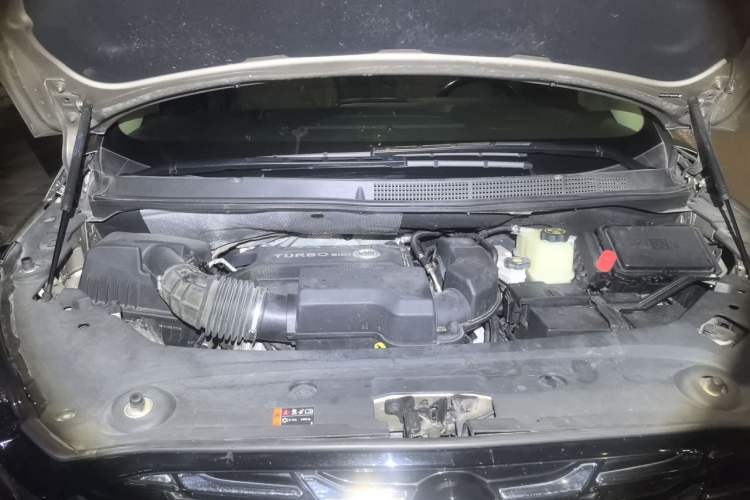 Used Buick GL8 2023 ES Lu Zun Deluxe Model Engine Bay