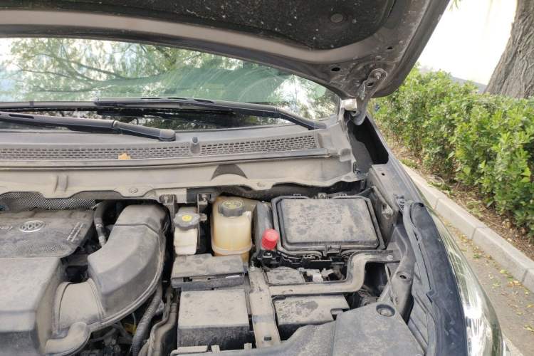 Used Buick GL8 2023 Facelifted Land Cruiser Executive Luxury Version Engine Bay Left