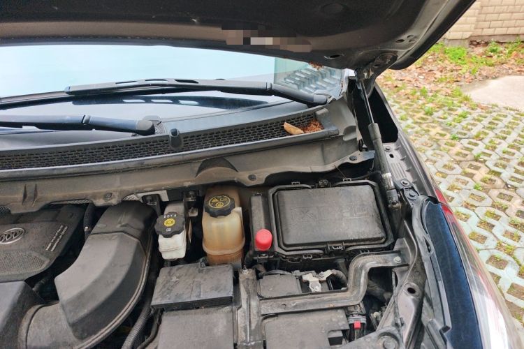 Used Buick GL8 2023 Facelifted Land Cruiser Executive Luxury Version Engine Bay Left