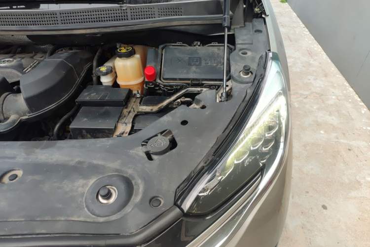 Used Buick GL8 2023 ES Lu Zun Luxury Model Engine Bay Left