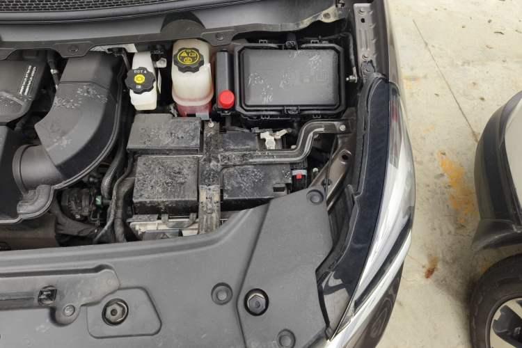 Used Buick GL8 2023 Facelifted Land Cruiser Executive Luxury Version Engine Bay Left