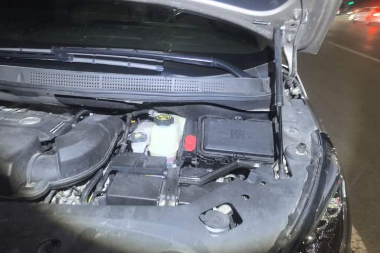 Used Buick GL8 2023 ES Lu Zun Deluxe Model Engine Bay Left