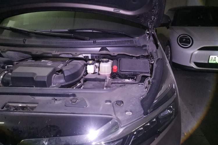 Used Buick GL8 2023 Facelifted Land Cruiser Executive Luxury Version Engine Bay Left