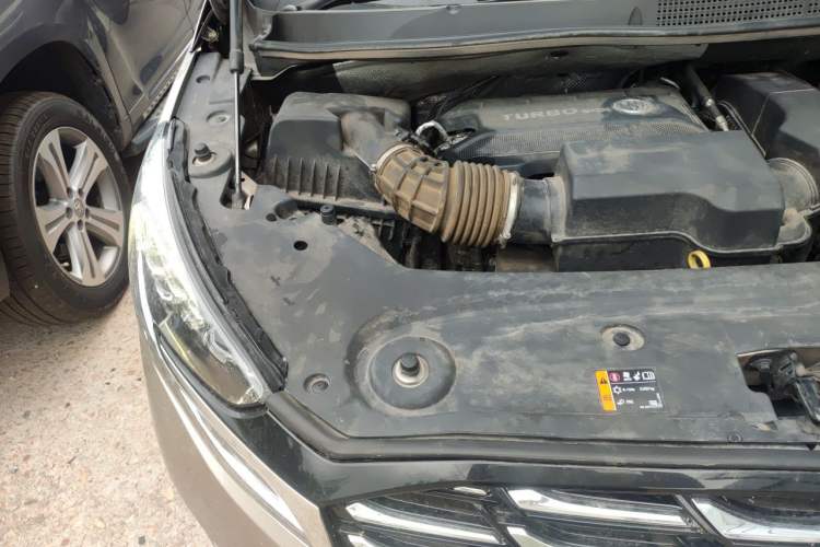 Used Buick GL8 2023 ES Lu Zun Luxury Model Engine Bay Right