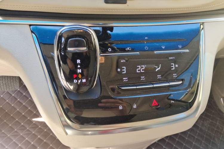 Used Buick GL8 2023 Facelifted Land Cruiser Executive Luxury Version Gear Lever