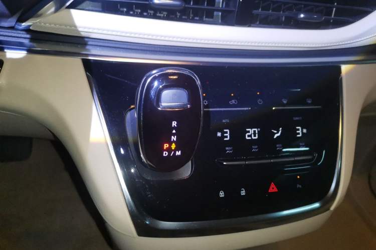 Used Buick GL8 2023 Facelifted Land Cruiser Executive Luxury Version Gear Lever