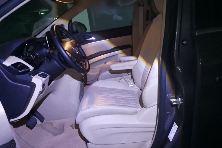 Used Buick GL8 2023 Facelifted Land Cruiser Executive Luxury Version Left Front Seat