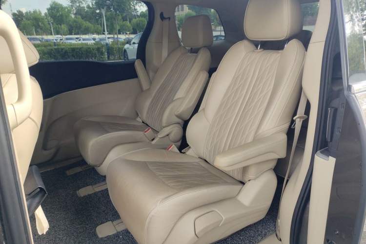 Used Buick GL8 2023 Facelifted Land Cruiser Executive Luxury Version Left Rear Seat