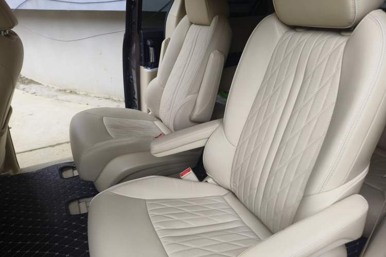 Used Buick GL8 2023 Facelifted Land Cruiser Executive Luxury Version Left Rear Seat