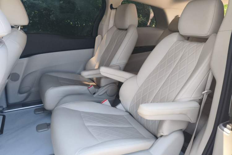Used Buick GL8 2023 Land Executive Class Comfort Model Left Rear Seat