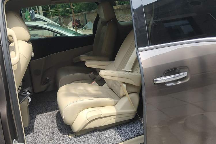 Used Buick GL8 2023 Facelifted Land Cruiser Executive Luxury Version Left Rear Seat