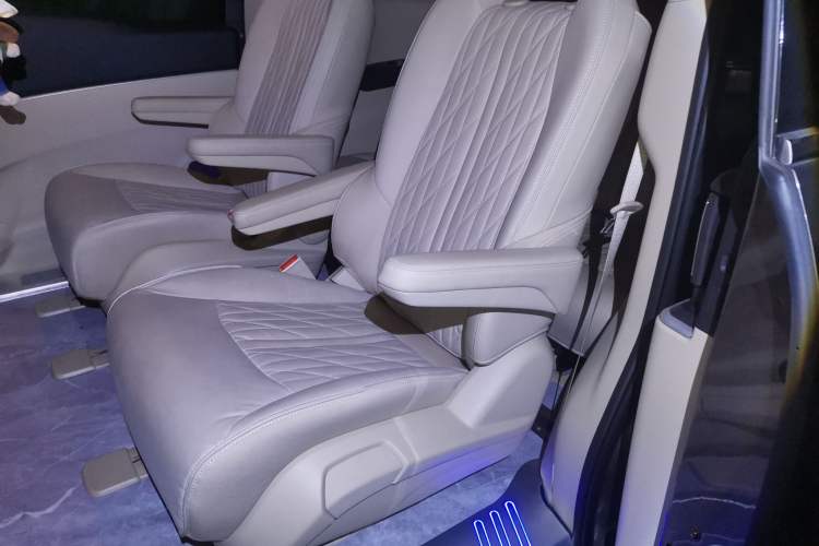 Used Buick GL8 2023 Facelifted Land Cruiser Executive Luxury Version Left Rear Seat