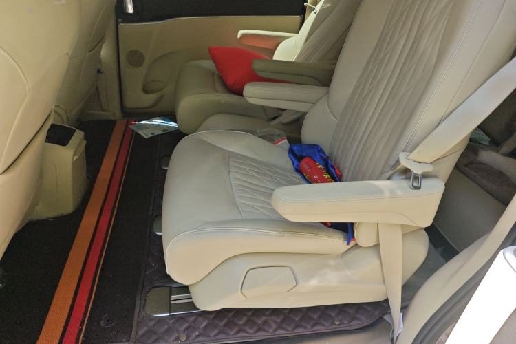 Used Buick GL8 2023 Facelifted Land Cruiser Executive Luxury Version Left Rear Seat