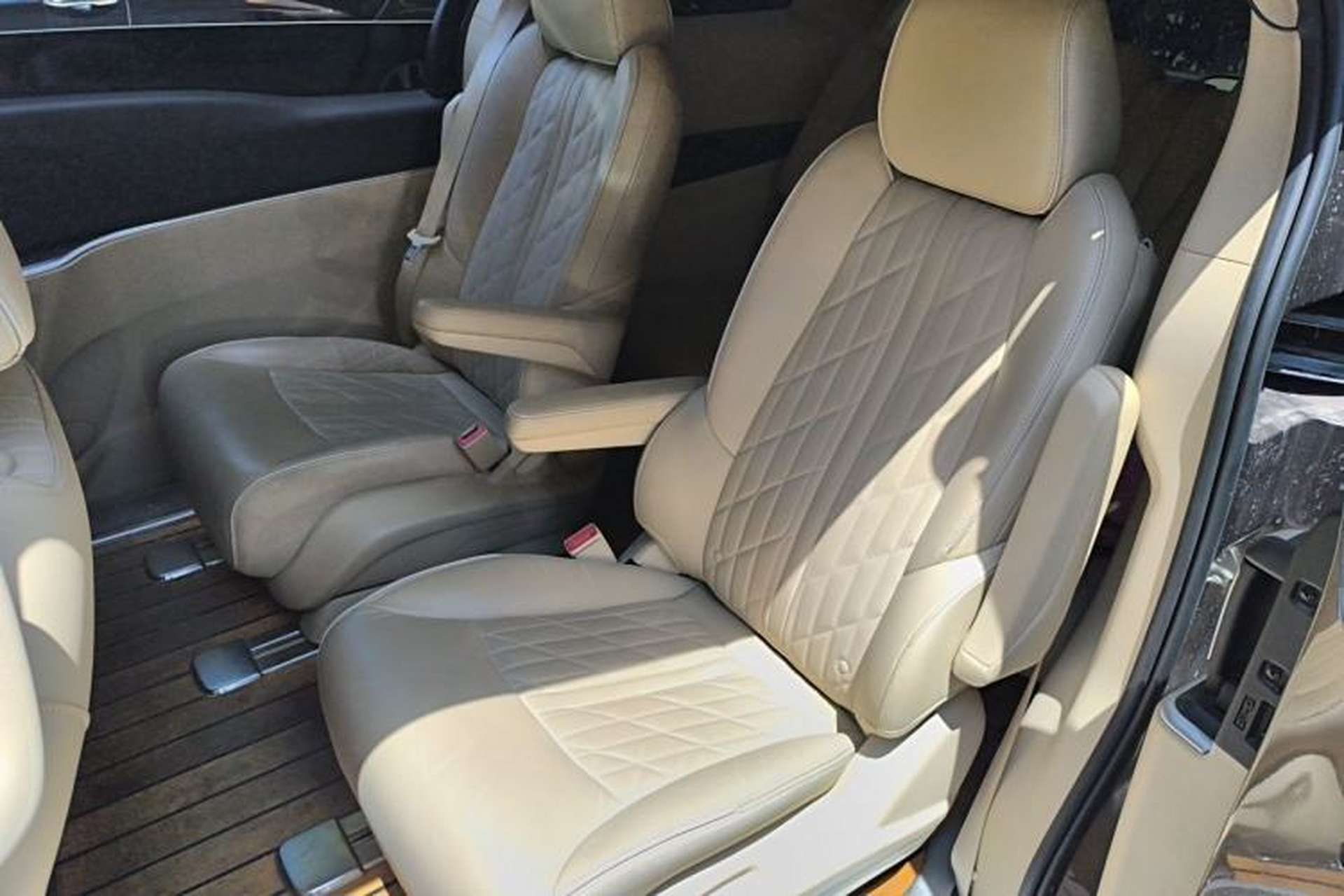 Used Buick GL8 2023 Land Executive Class 652T Luxury Model Left Rear Seat
