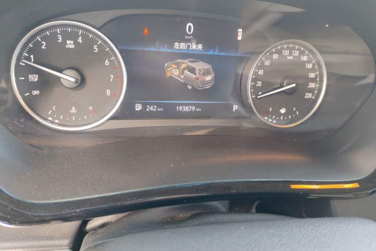 Used Buick GL8 2023 Facelifted Land Cruiser Executive Luxury Version Odometer Close Up